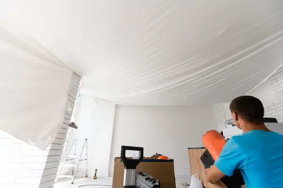Avec quoi nettoyer un plafond tendu ?