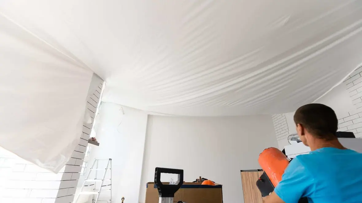 Avec quoi nettoyer un plafond tendu ?
