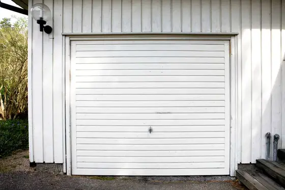 Comment s'assurer que votre porte de garage basculante est correctement sécurisée ?