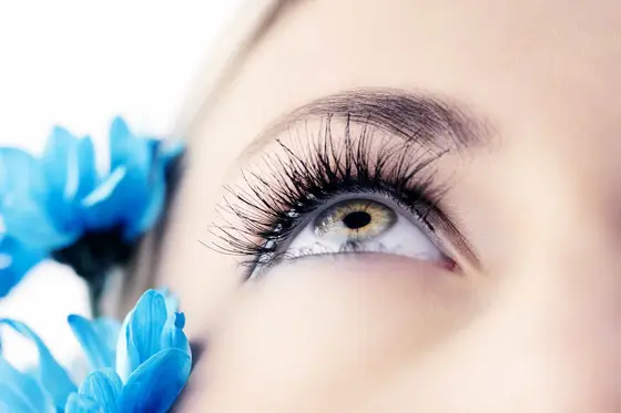 Comment faire tenir des faux cils magnétiques ?
