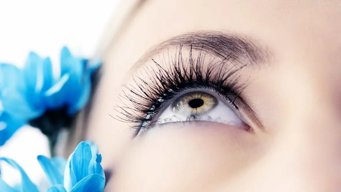 Comment faire tenir des faux cils magnétiques ?