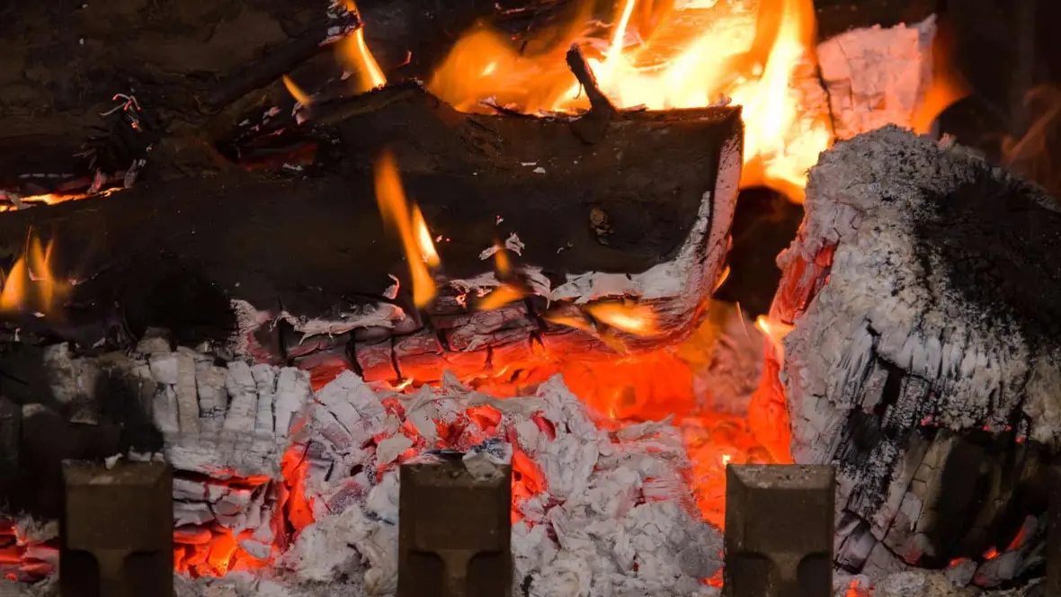 Comment bien utiliser une bûche de ramonage ?