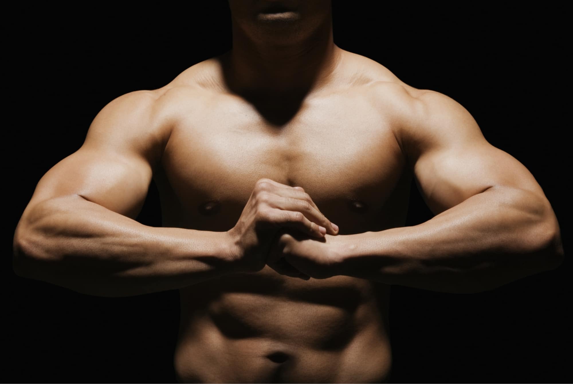 se muscler en faisant des dips avec une chaise