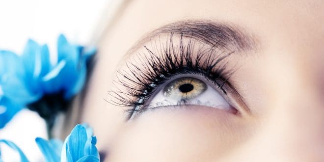Comment faire tenir des faux cils magnétiques ?