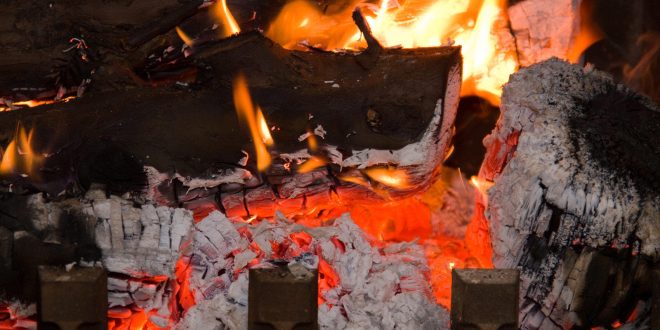 Comment bien utiliser une bûche de ramonage ?