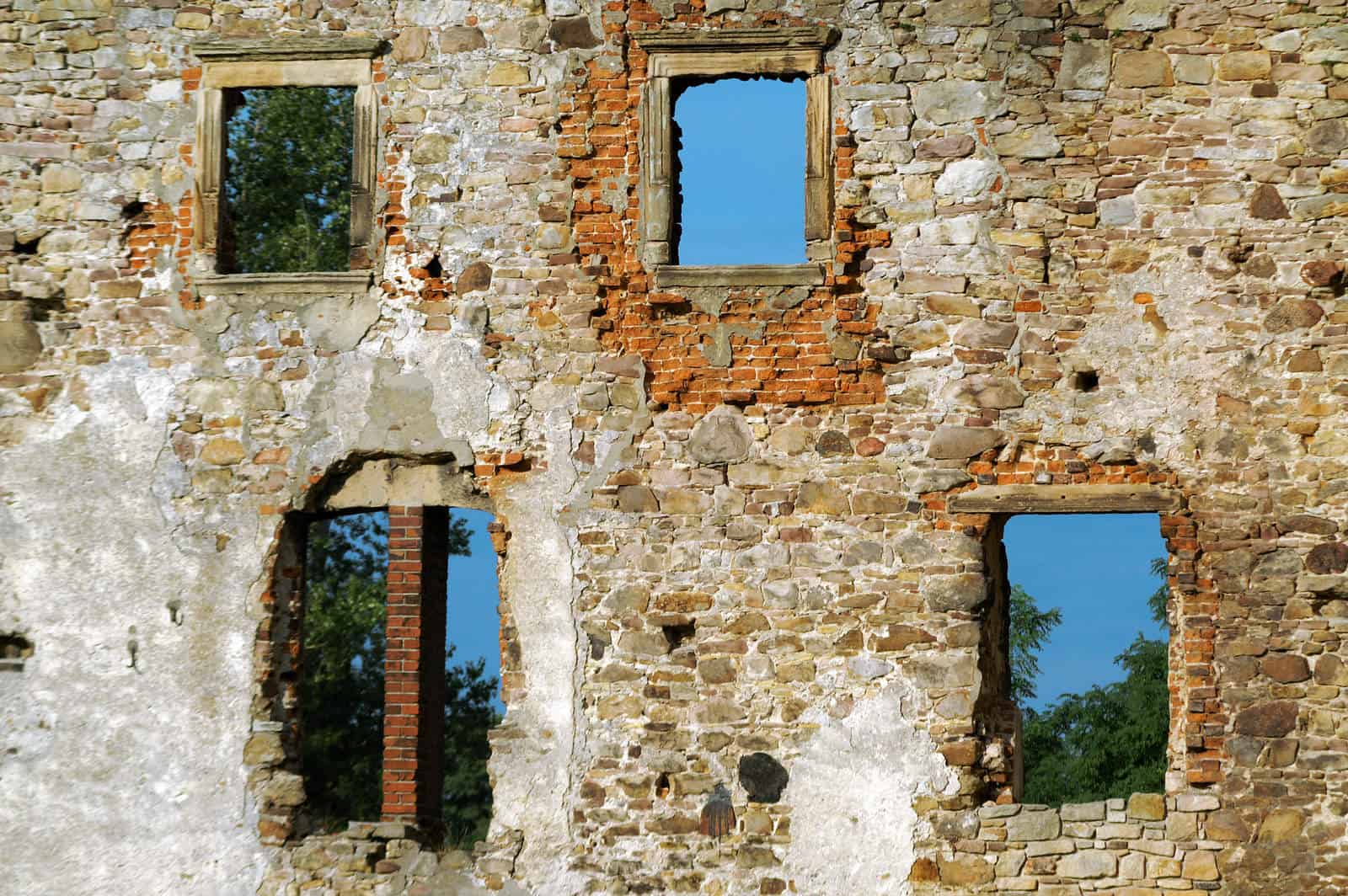 ouverture dans un mur de pierre