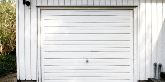 Comment s’assurer que votre porte de garage basculante est correctement sécurisée ?